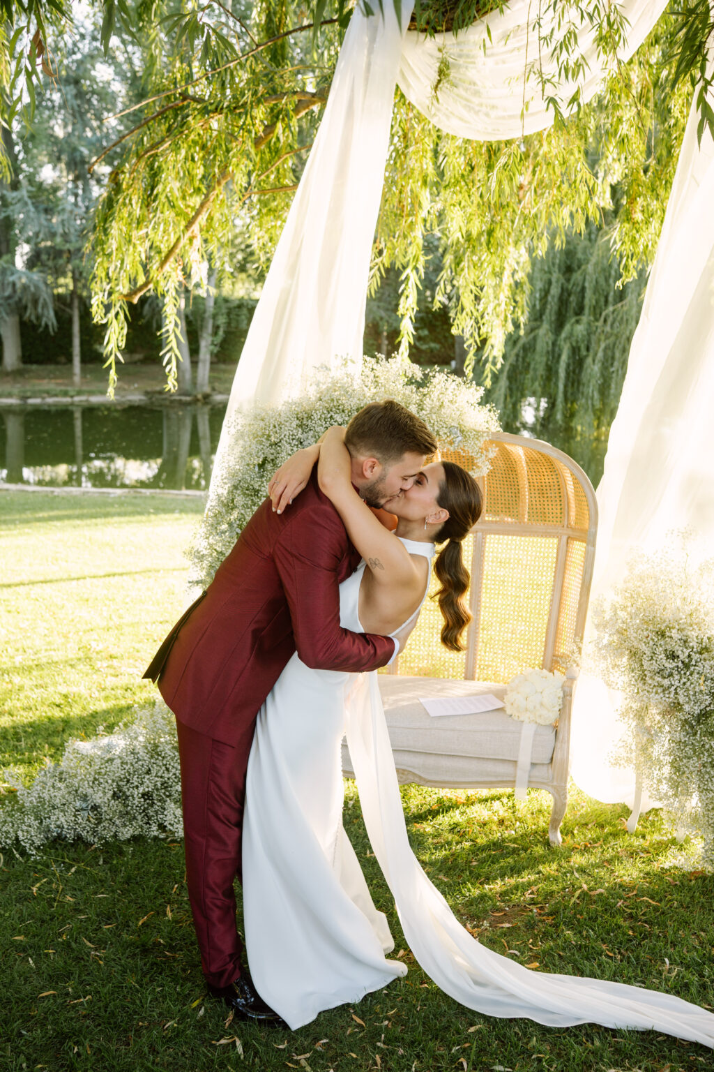 Águeda Sisteré coordinando los detalles de una boda elegante en una masía.