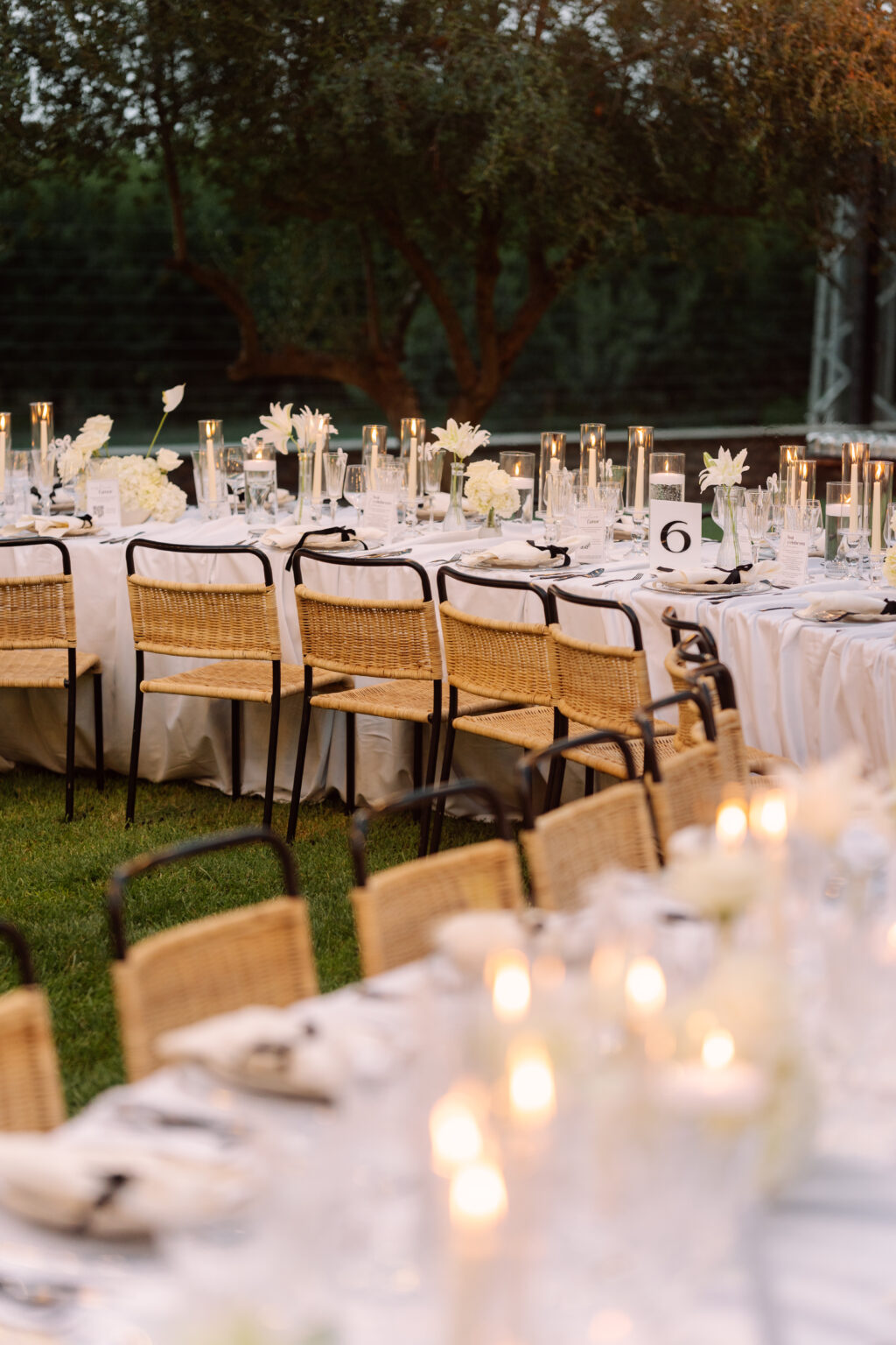 Guirnaldas de luces en una boda nocturna organizada por Inefable Events.